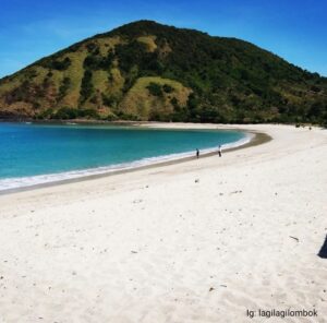 Memanjakan Mata dengan Keindahan Pantai Mawun.