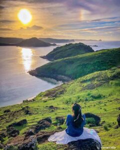 Menikmati Senja di Bukit Merese