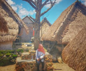 Jelajahi Arsitektur Rumah Khas dan Tenun Ikat yang Indah di Desa Sade, Lombok